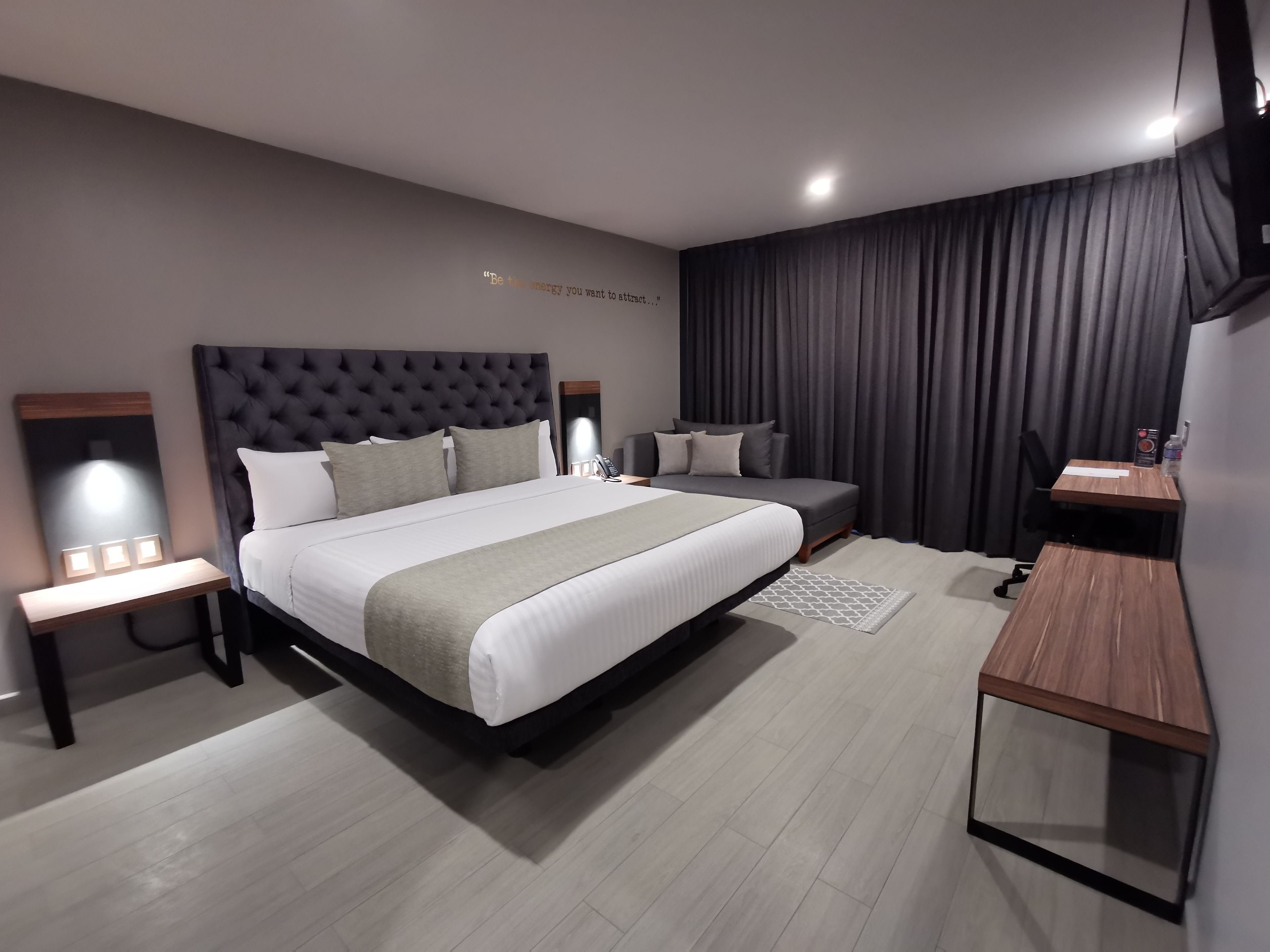 Habitación superior, 1 cama King size | Caja de seguridad en la habitación, escritorio y cortinas blackout 