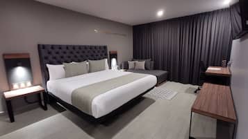 Habitación superior, 1 cama King size | Caja de seguridad en la habitación, escritorio y cortinas blackout