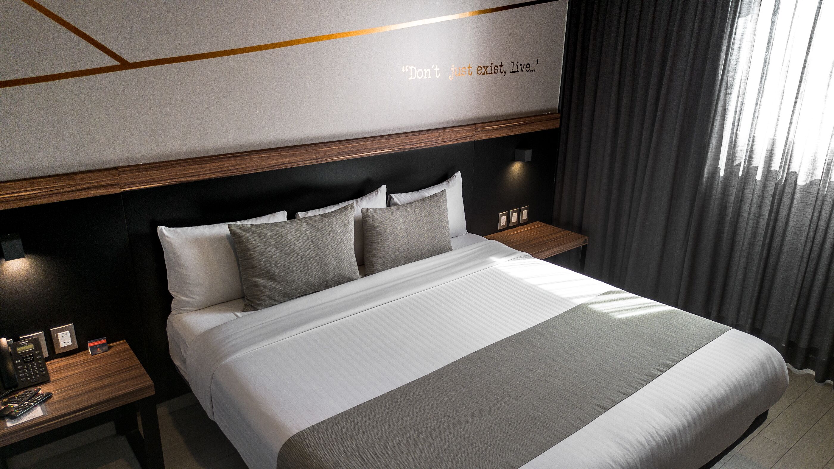 Habitación estándar, 1 cama King size | Caja de seguridad en la habitación, escritorio y cortinas blackout 