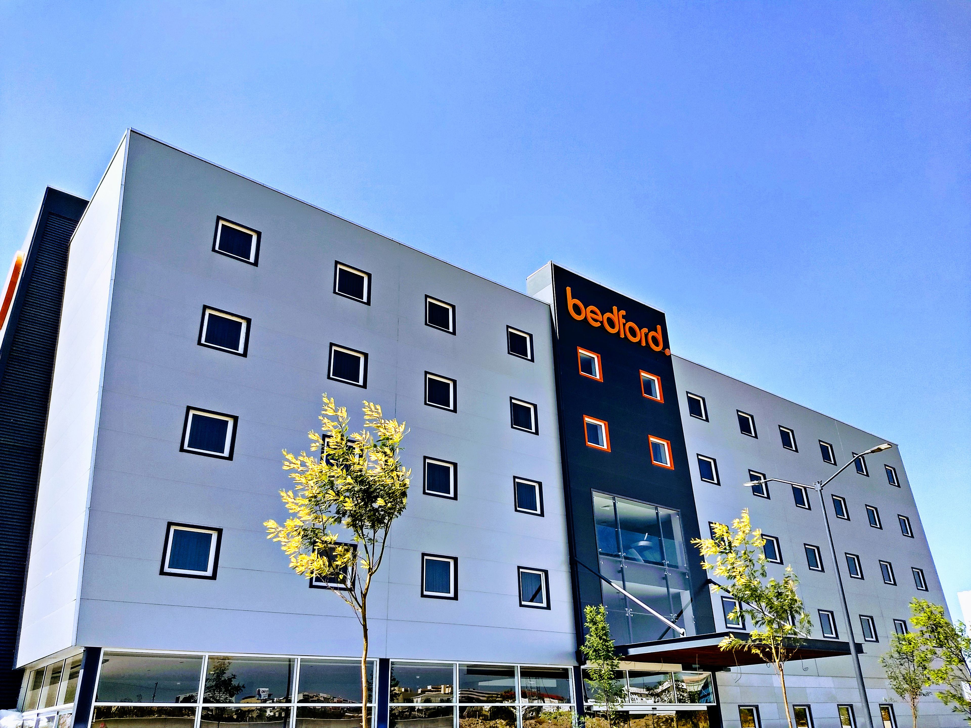 Vista frontal de la propiedad