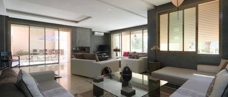 Deluxe Villa, Golf View | Living area