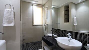 Deluxe Villa, Golf View | Bathroom | Free toiletries, hair dryer, bidet, towels