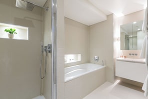 Deluxe appartement | Badkamer | Een bad/douchecombinatie, gratis toiletartikelen, handdoeken