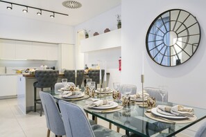 Deluxe Apartment | In-room dining - Urban Chic - Chiltern and Baker (London)