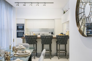 Deluxe Apartment | In-room dining