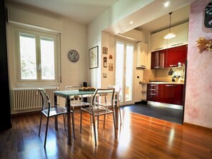 Apartment, Küche | Essbereich im Zimmer