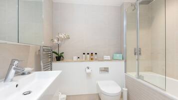 Deluxe One Bedroom Apartment with Balcony | Bathroom | Combined shower/tub, free toiletries, towels