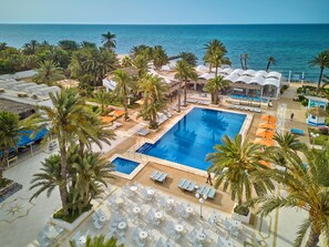 Indoor pool, outdoor pool, pool umbrellas, sun loungers - Hari Club Beach Resort  (Aghir)