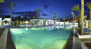 Indoor pool, outdoor pool, pool umbrellas, sun loungers - Hari Club Beach Resort  (Aghir)