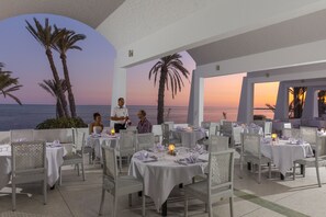 4 restaurants servant le déjeuner et le dîner