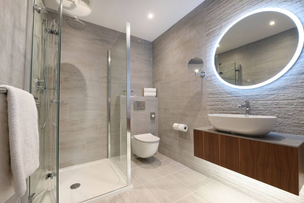 shower, rainfall showerhead, free toiletries, hair dryer