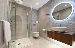 淋浴设施、大花洒淋浴喷头、免费洗浴用品、吹风机