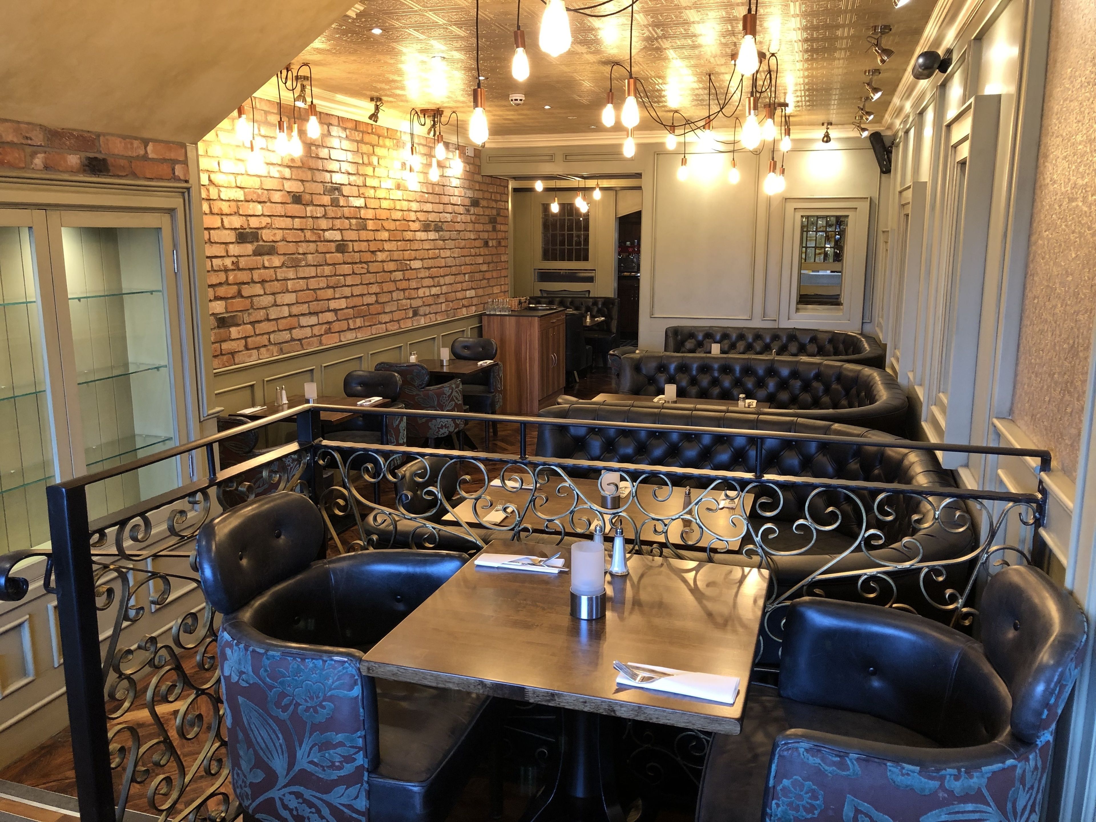 2 restaurants, breakfast served