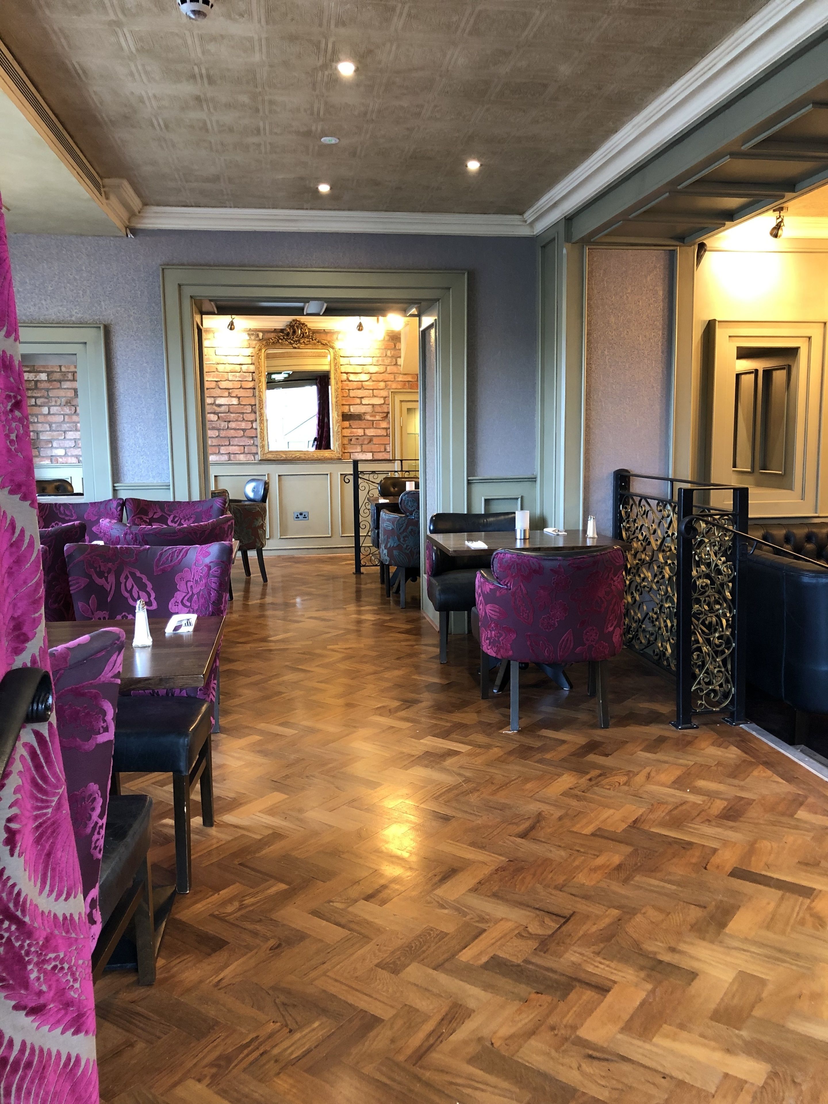 2 restaurants, breakfast served