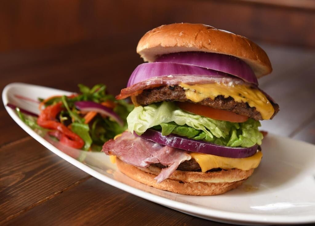 2 restaurants, breakfast served