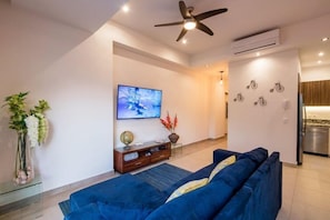 Condo Deluxe, 1 chambre | Salle de séjour | Téléviseur à écran plat, lecteur de DVD