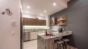 Condo Deluxe, 1 habitación | Cocineta privada | Cafetera y tetera, refrigerador con congelador, microondas y horno 