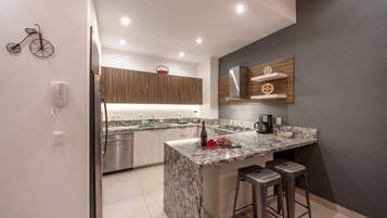 Condo Deluxe, 1 habitación | Cocineta privada | Refrigerador con congelador, microondas, horno y parrilla de estufa