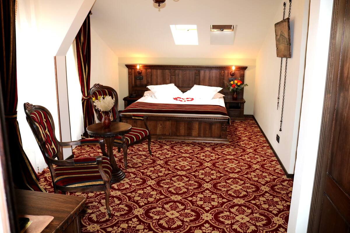 Minibar, in-room safe, desk, iron/ironing board