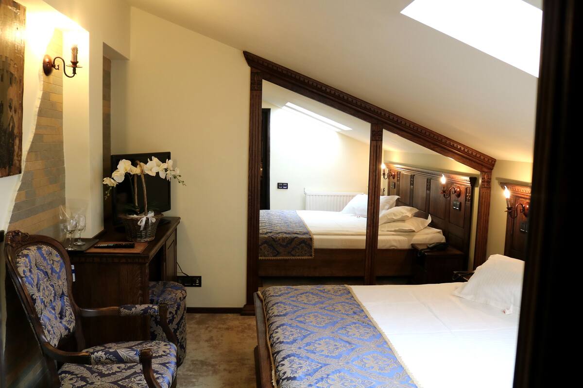 Minibar, in-room safe, desk, iron/ironing board