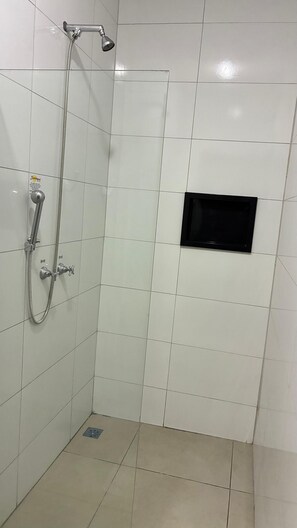 Suite (VIP) | Bathroom | Shower, free toiletries, hair dryer, slippers - Flamboyant Motel - Adults Only (Limeira)