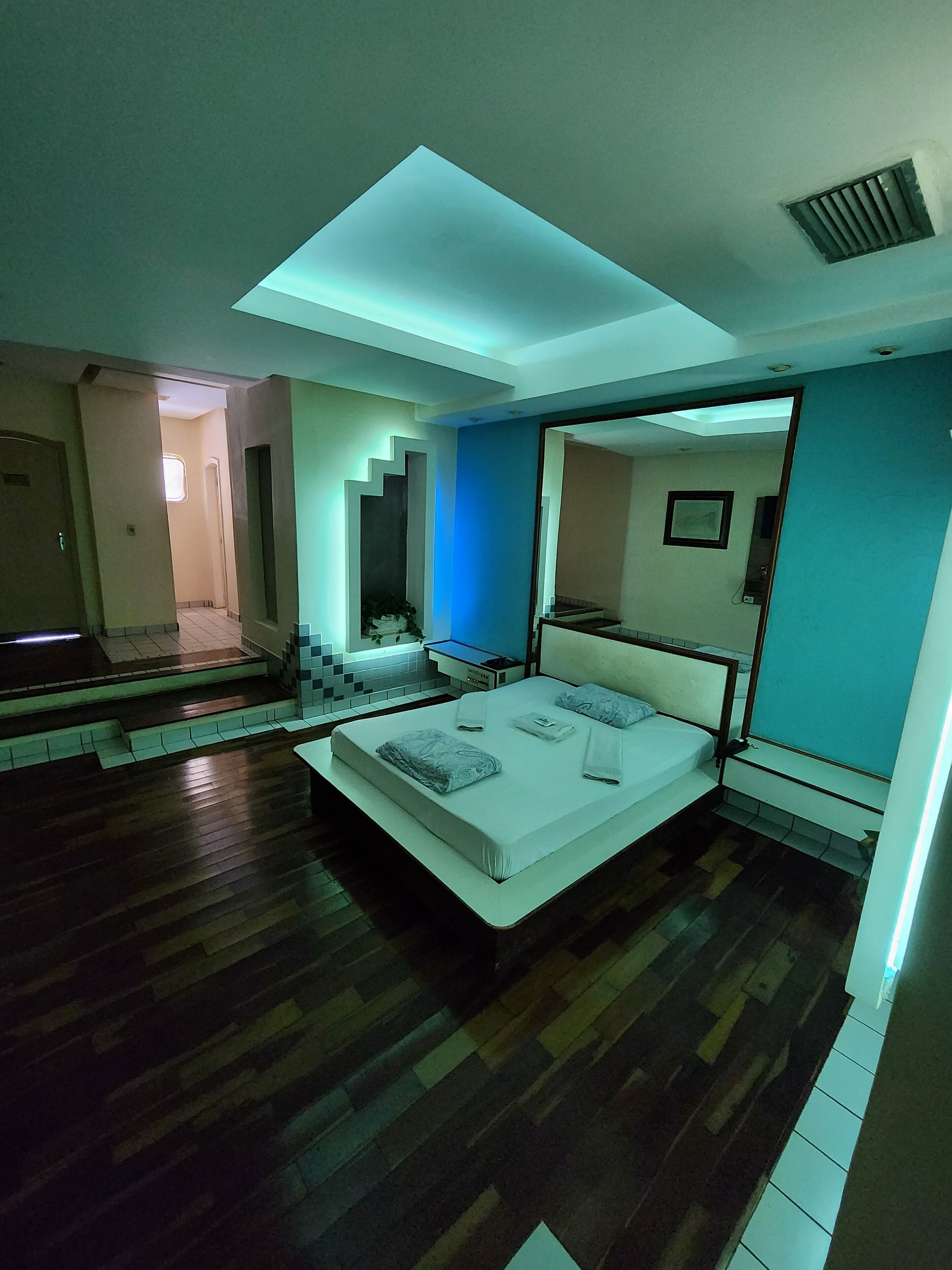 Escritorio, sistema de insonorización, wifi gratis y ropa de cama 