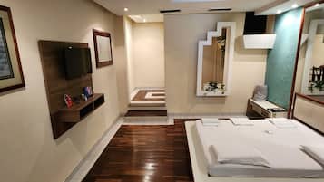 Executive Suite | Desk, soundproofing, free WiFi, bed sheets