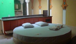 Desk, soundproofing, free WiFi, bed sheets - Flamboyant Motel - Adults Only (Limeira)