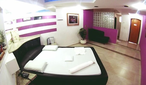 Flamboyant Motel - Adults Only