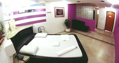 Flamboyant Motel - Adults Only