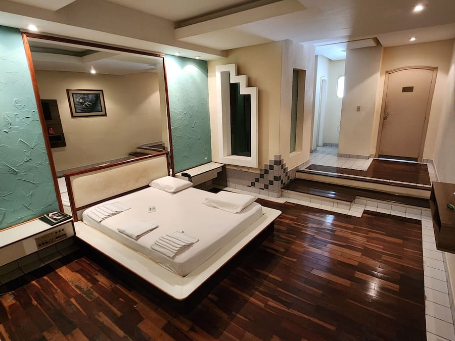 Executive suite | Een bureau, geluiddichte muren, gratis wifi, beddengoed