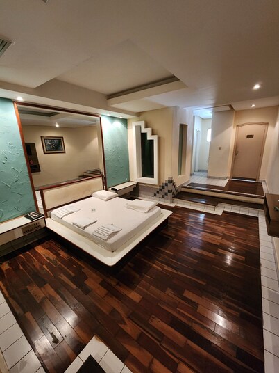 Flamboyant Motel - Adults Only