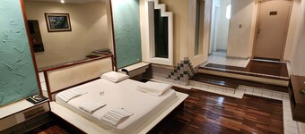 Flamboyant Motel - Adults Only