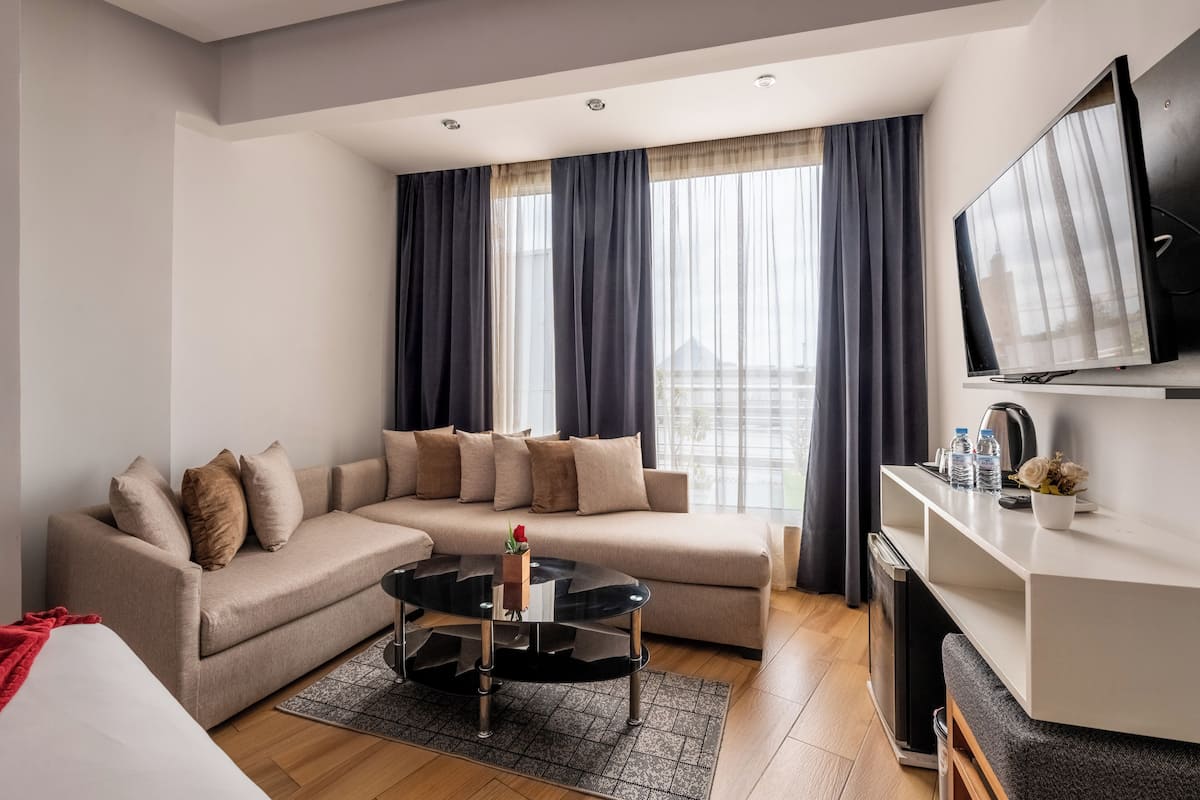 Habitación junior, Terraza | Ropa de cama de alta calidad y minibar