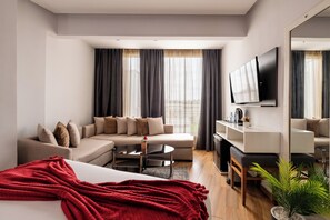 Habitación junior, Terraza | Ropa de cama de alta calidad y minibar 