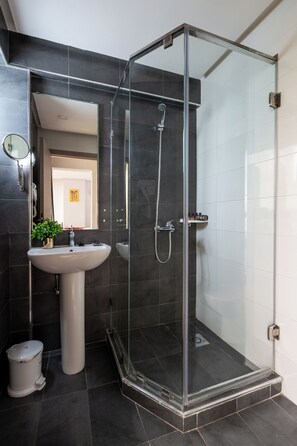 Habitación junior, Terraza | Baño | Regadera, amenidades de baño gratuitas, secadora de cabello, toallas 