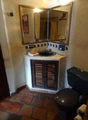 Classic-huoneisto, 2 makuuhuonetta, vuoristonäköala, rannan lähellä | Kylpyhuone | Suihku, hiustenkuivaaja, pyyhkeet