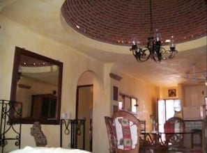 تناول الطعام داخل الغرفة