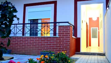 Traditional Apartment, 2 Bedrooms, Kitchen, Vineyard View | Balcony