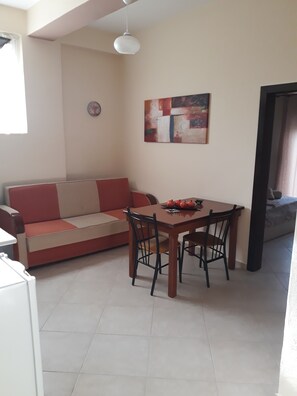 Luxury-Apartment, 1 King-Bett und Schlafsofa, Veranda | Wohnbereich | 28-Zoll-Plasmafernseher mit Kabelempfang, Fernseher