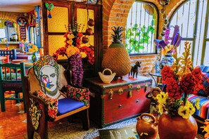 32-inch flat-screen TV with cable channels, TV - Posada Margaritas (Tlaquepaque)