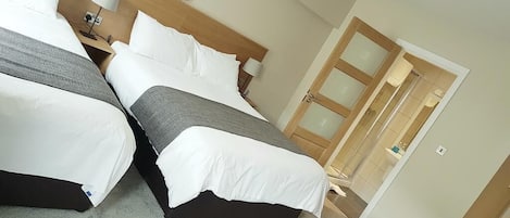 Standard-sviitti, kylpyhuone makuuhuoneen yhteydessä (first floor)