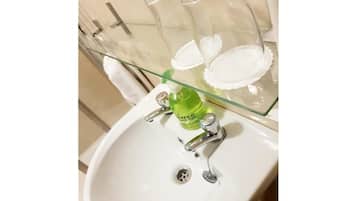 Standard Suite, Ensuite (first floor) | Bathroom