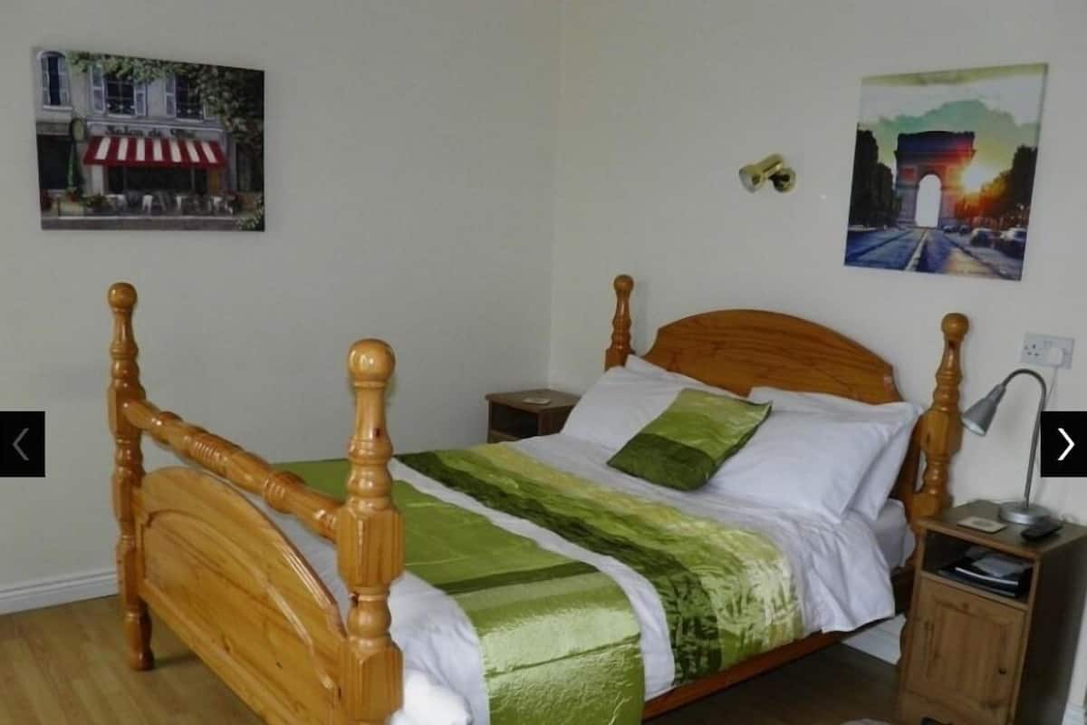 Standard-Doppelzimmer, mit Bad (first floor)