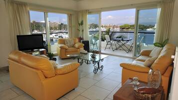 Suite Premium Vista a la Marina. | Opholdsområde | 32-tommers LCD-tv med kabelkanaler, tv