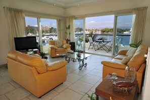 Suite Premium Vista a la Marina. | Zona de estar | Televisión LCD de 32 pulgadas con canales por cable, una televisión