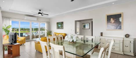 Suite Premium Vista a la Marina. | Living area | 32-inch LCD TV with cable channels, TV