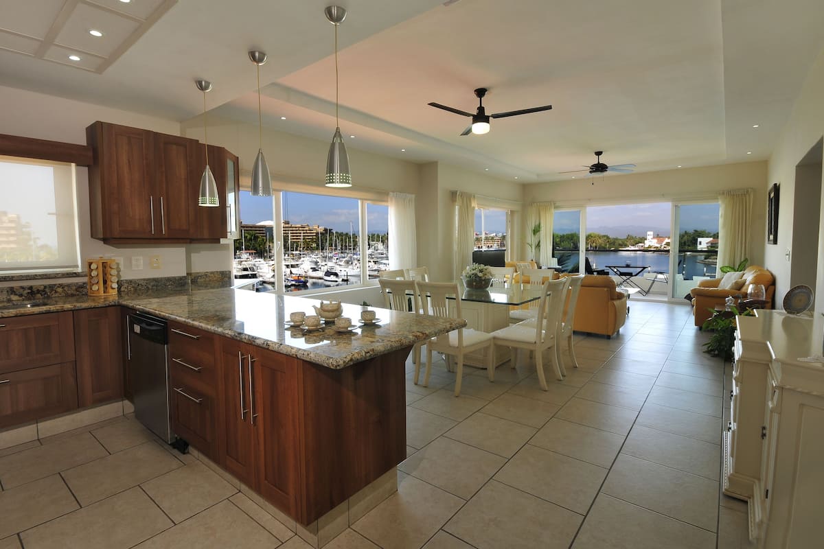 Suite Premium Vista a la Marina. | Cucina privata | Microonde, macchina per tè/caffè