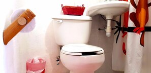 Quarto casal básico de uso individual, 2 camas de casal | Banheiro | Chuveiro, produtos de toalete grátis, toalhas de banho