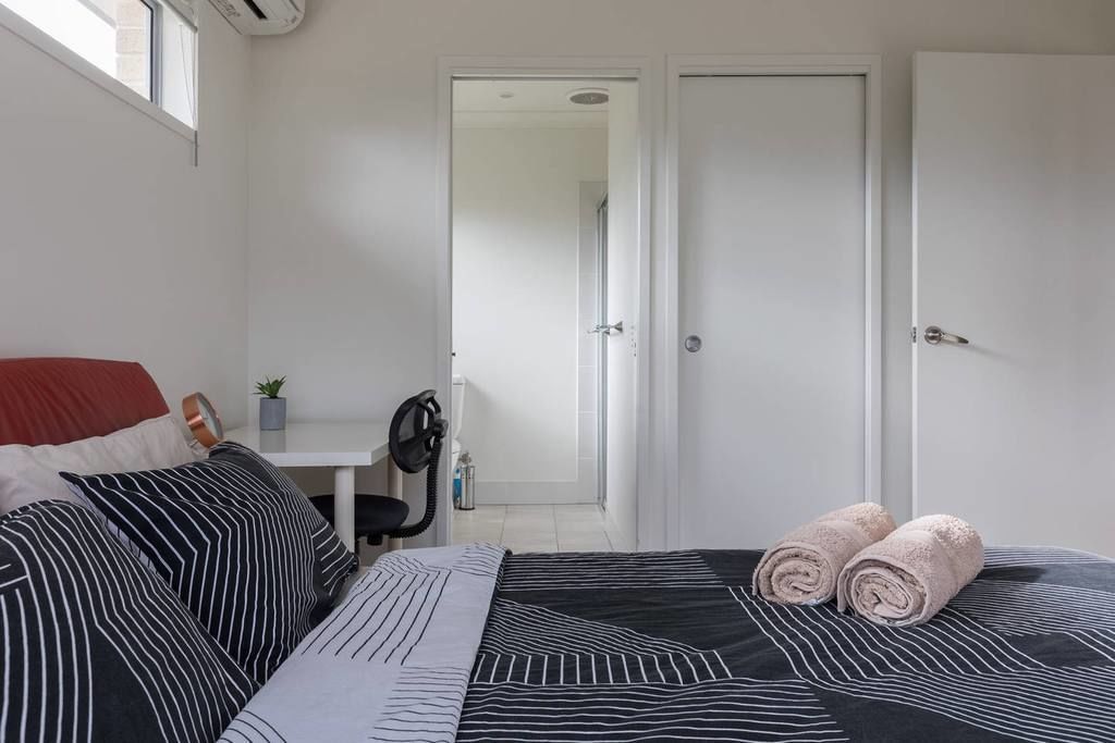 Basic Room, 1 Queen Bed, Private Bathroom